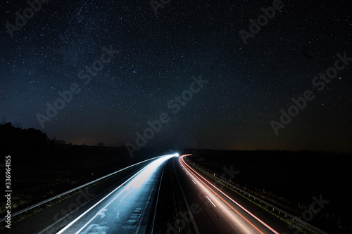 Autobahnbrücke mit Milchstraße im Hintergrund