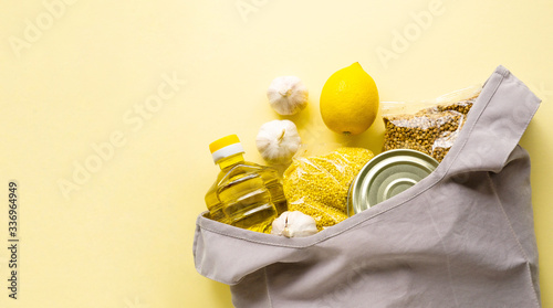Photos Grocery bag with non perishable products on a light background