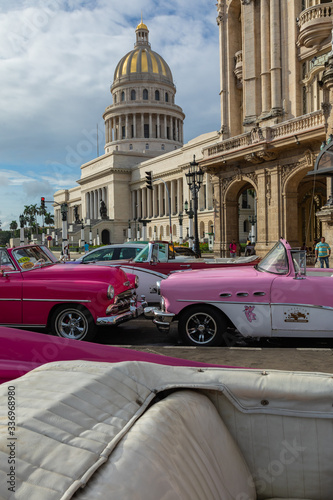 Canvas Print Vintage classic american car in Havana, Cuba