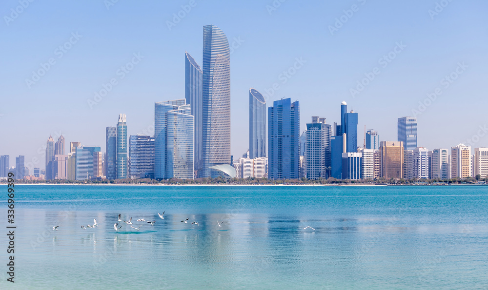 Fototapeta premium Abu Dhabi cityscape during sunny day