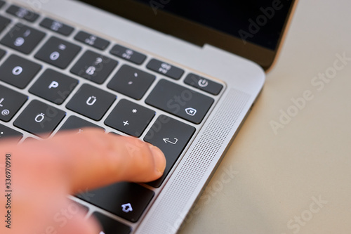 Enter Zeilenschaltung finger Laptop Notebook absenden
