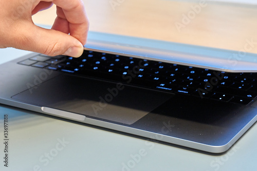 Laptop Notebook Computer PC aufklappen anschalten hochfahren