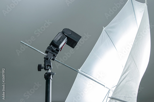 Photo flash and light diffuser in the form of an umbrella.