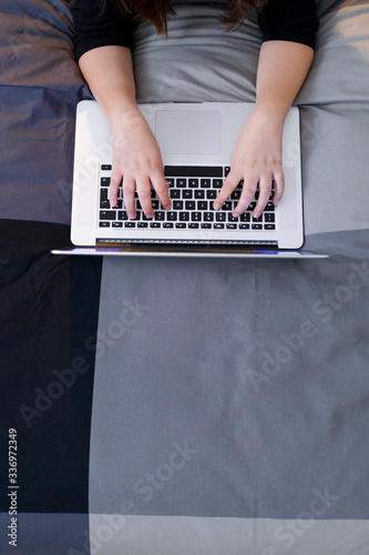 Mani di una ragazza  scrivono su un computer  photo
