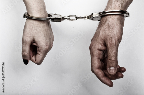 Fotografija men and women cuffed hands together