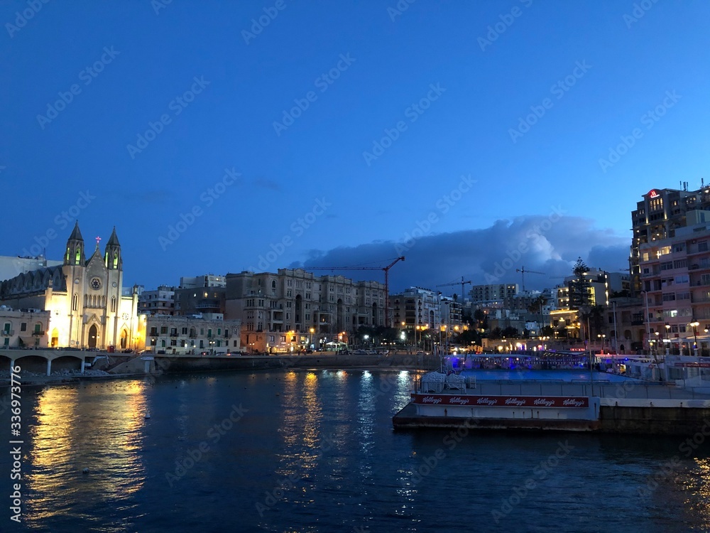 Naklejka premium Panorama St Julian mit grosser Wolke im Hintergrund