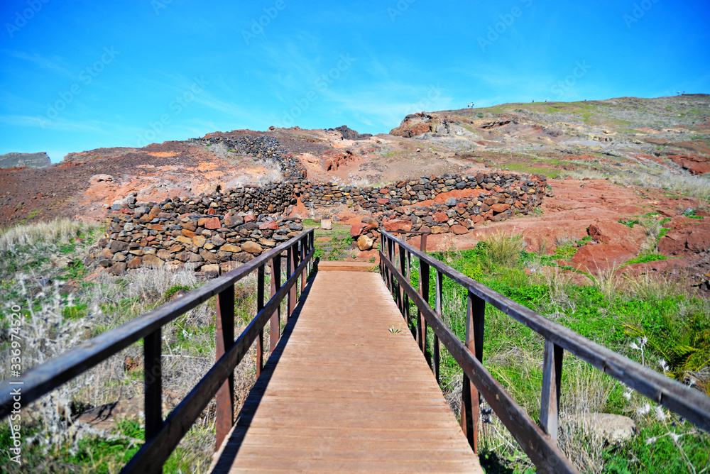 Fototapeta premium bridge over the canyon Madeira Laveda