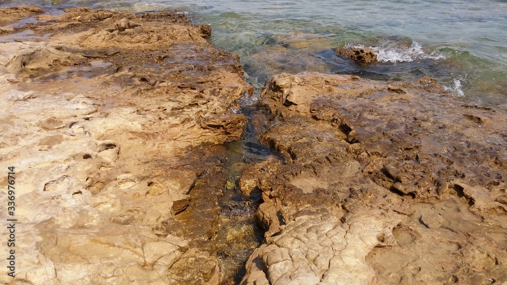 Formy skalne nad morzem Adriatyckim