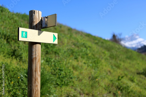 Poteau pour l'indication d'un sentier de randonnée. (nu). Saint-Gervais-les-Bains. Haute-Savoie. France. © lemélangedesgenres