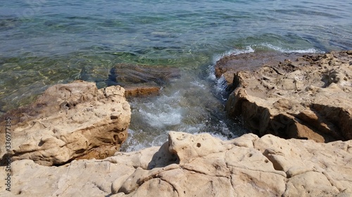 Ciekawa forma skalna nad Adriatykiem © Tomasz