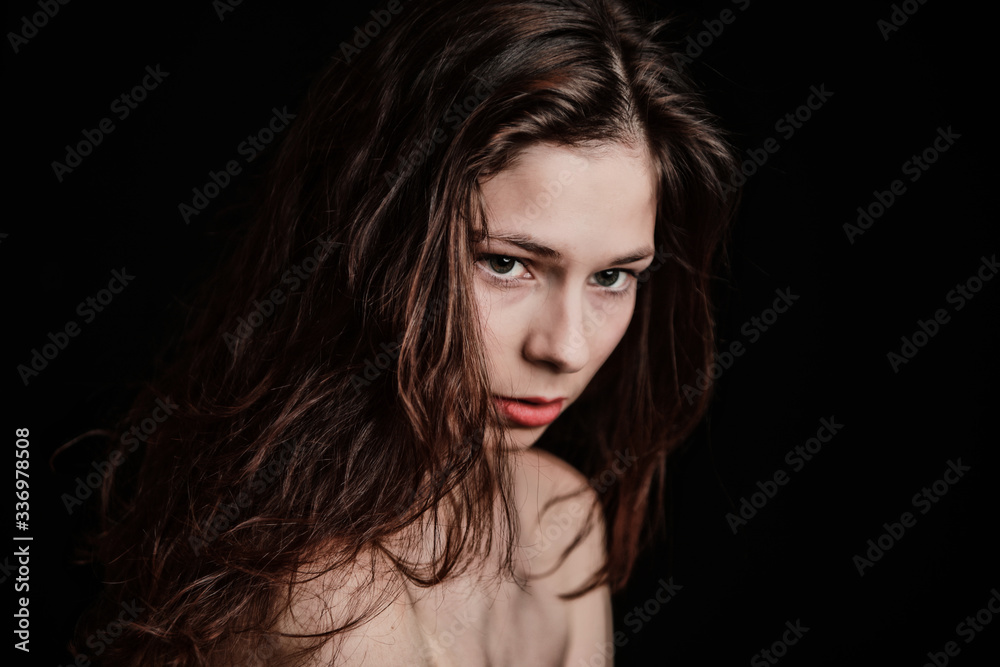 Portrait d'une jeune fille pensive Portrait d'une jeune fille pensive