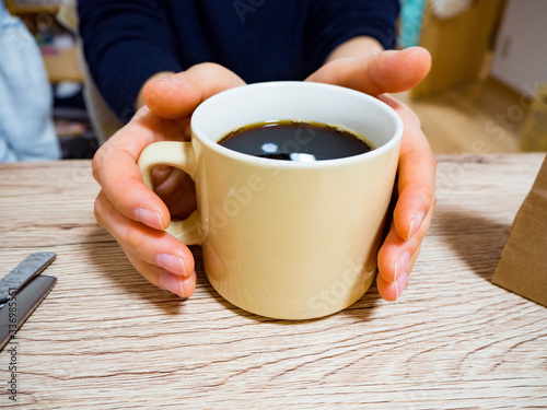 あたたかいコーヒーカップを両手で包み込む女性の手 Stock 写真 Adobe Stock