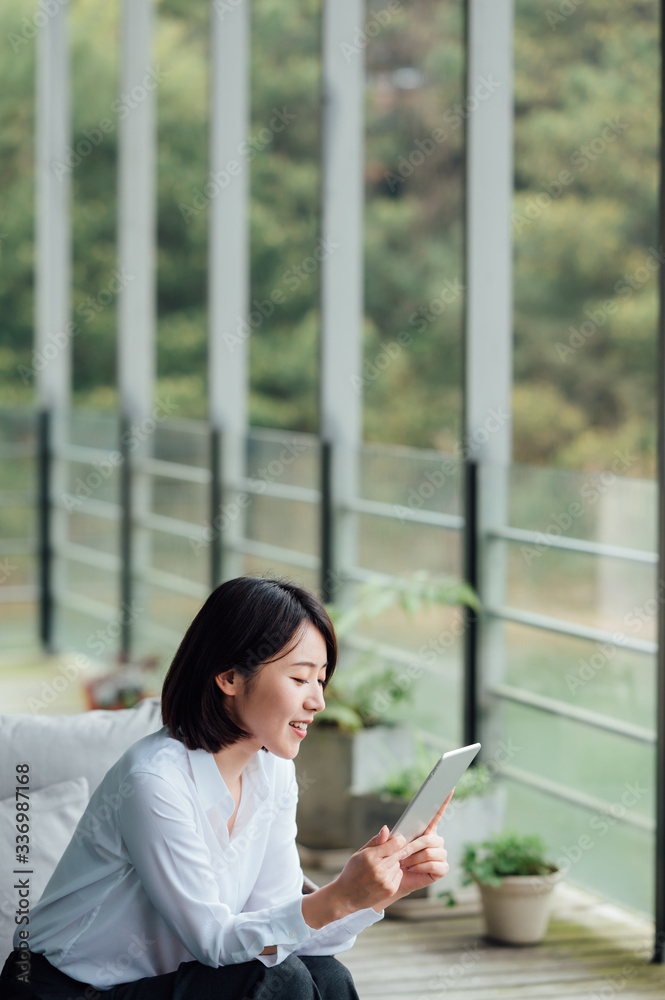 Young Asian business woman