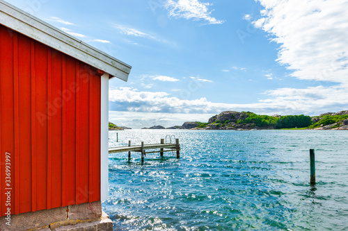 Rotes Bootshaus an der Küste bei Fjällbacka, Schweden