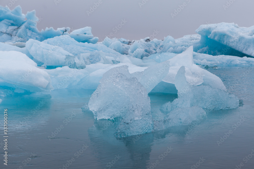 Eisberge in isländischer Gletscherlagune Jökulsarlon, teilweise mit Seehunden. Gletscherabbruch.