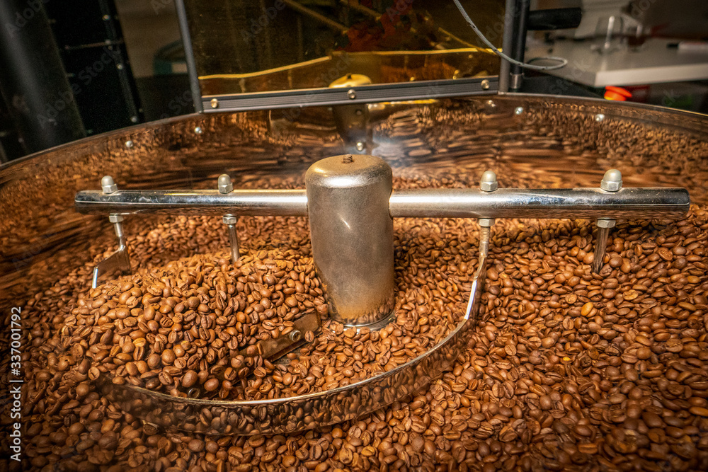 Coffee beans are mixed in the cooling cylinder Coffee beans are mixed in the cooling cylinder