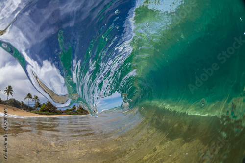 Fototapeta Naklejka Na Ścianę i Meble -  wave breaking in clear water
