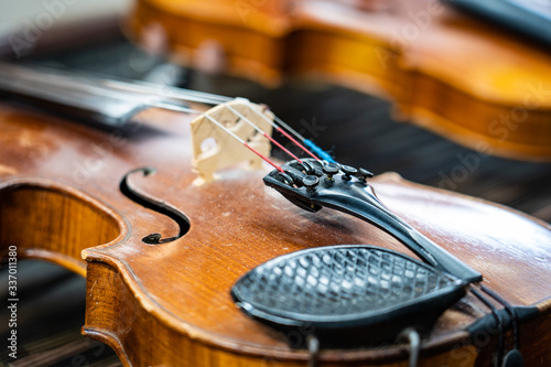 Antique violin and violin bow lying on dulcimer. Close up a violin instrument and cymbal before a concert. Music concept background