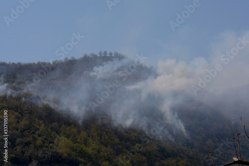 Italia : Incendio montano a Giffoni Valle Piana, 9 Aprile 2020.