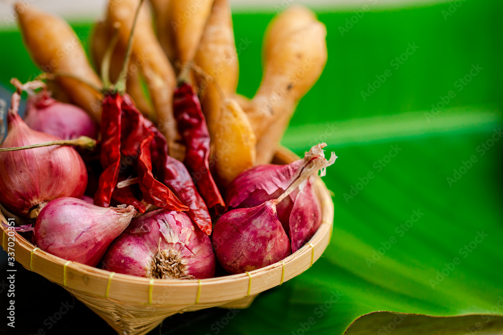 Φωτογραφία Asian food culture concept : raw ingrediants in bamboo basket with green banana
