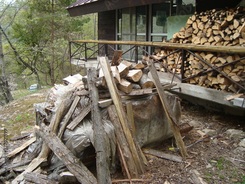 It is a mountain hut in Gunma. Hunters rest here and go hunting.
