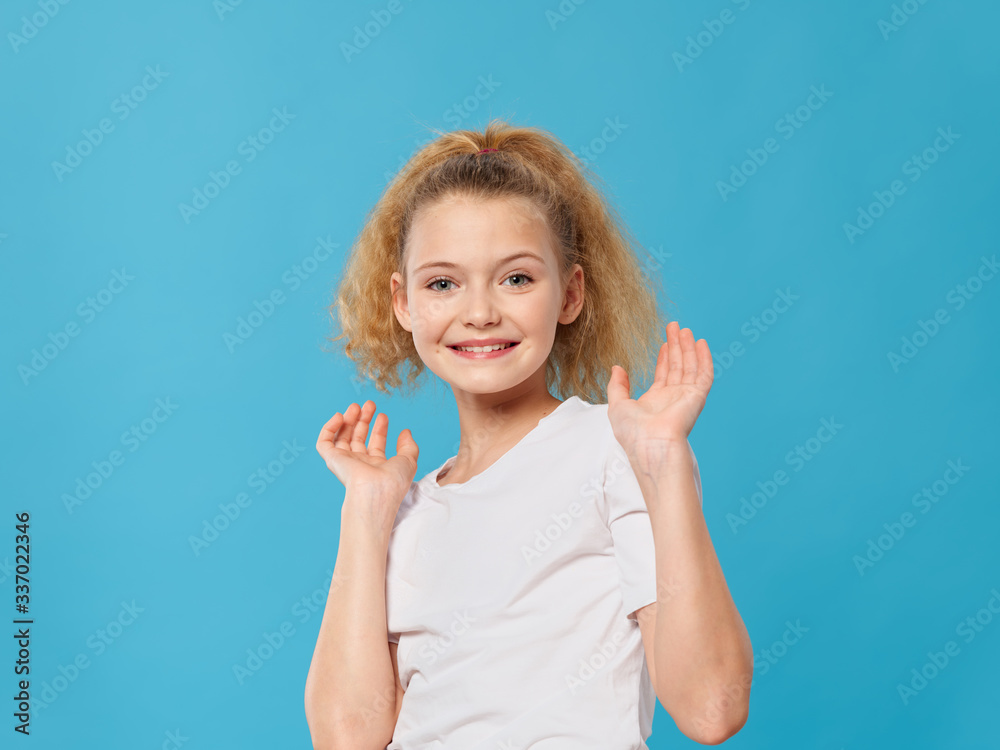 Fototapeta premium portrait of a little girl with thumbs up