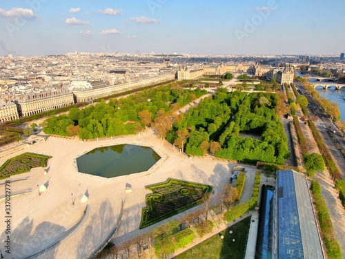 Confinement de Paris - Musée du Louvre et Jardin des Tuileries pendant la quarantaine Covid-19