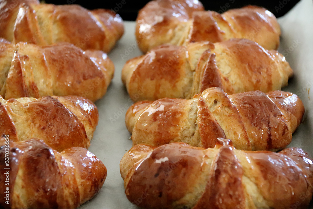 CROISSANT APPENA SFORNATI CROISSANT APPENA SFORNATI