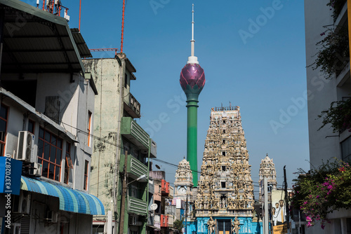 Slika na platnu Hindu temple and skyscraper in urban city Sri Lanka