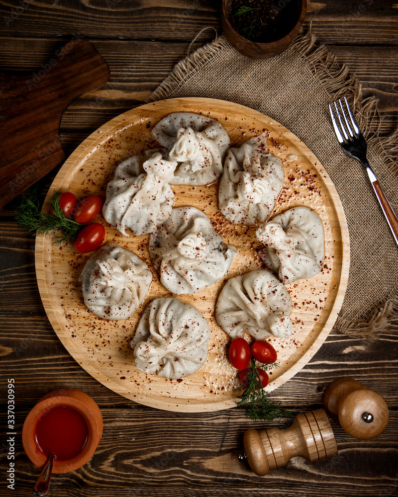 Fotografie georgian khinkali topped with pepper