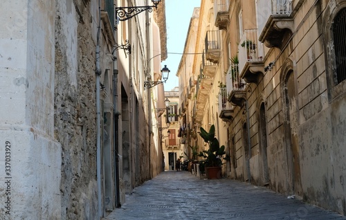 Fototapeta Naklejka Na Ścianę i Meble -  Ortigia Island, Sicily. Early in the morning, walking between the narrow streets, that are still in calm