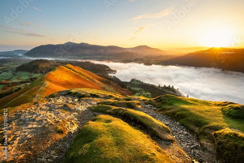 Bild auf Leinwand Beautiful Sunrise Overlooking Derwentwater From Catbells On A Sunny Calm Morning With Cloud Inversion Mist Over Lake