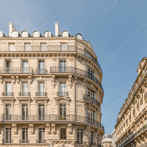 Canvas Print Immeuble d'angle haussmannien à Paris