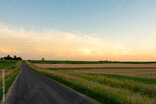 Tableau sur toile sunset over the open road.