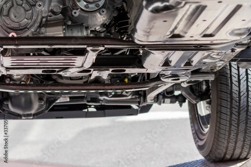 Foto Unterboden eines Geländewagen , SUV oder Geländefahrzeugs zeigt automobile Ingen