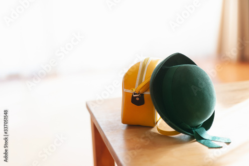 テーブルに置かれた幼稚園バッグと幼稚園帽