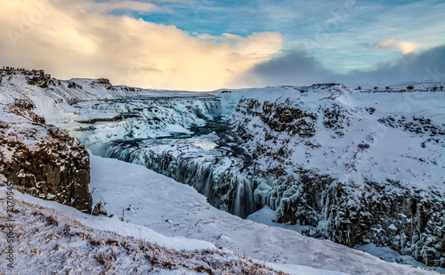 Cascada de Gullfoss en Islandia durante el invierno frio y helado photo