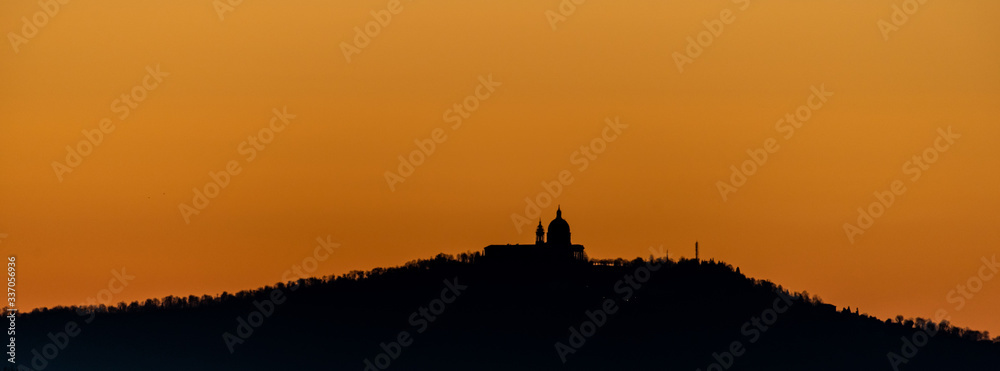 Silhouette della Basilica di Superga all'alba  con cielo dorato sullo sfondo