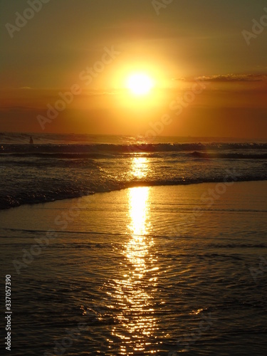 Un perfecto d  a de verano es cuando el sol y la playa est  n presentes. 