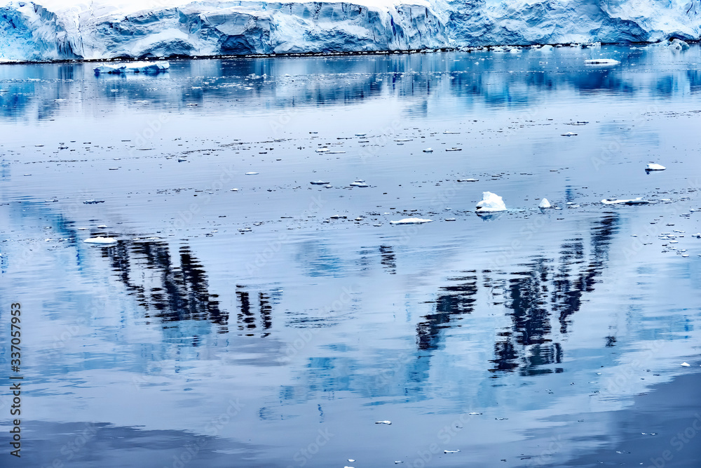 Obraz premium Snow Mountains Blue Glaciers Refection Dorian Bay Antarctica