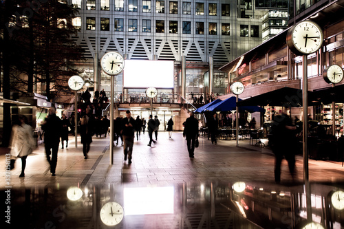 Photography Silhouetted business people in London's Canary Wharf financial district- UK