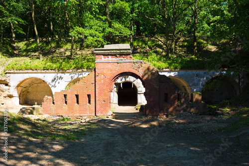 Wejście do zabytkowego fortu w Polsce