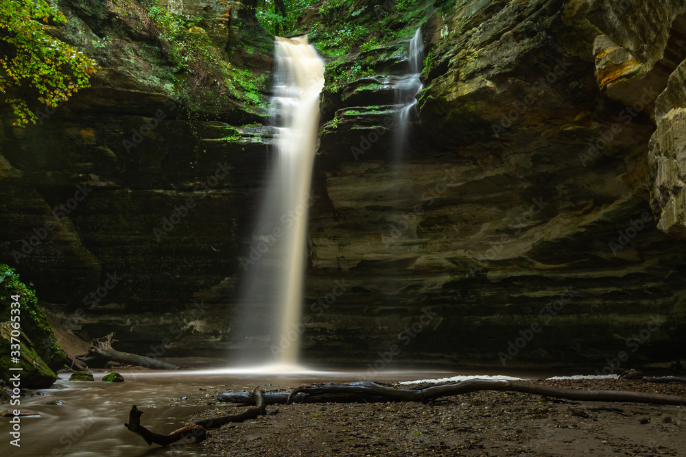Obraz premium Water in full flow after heavy fall rain. Ottawa canyon, starved rock state park, Illinois.