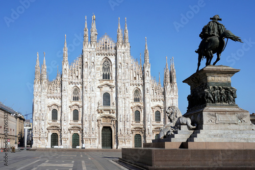 Fototapeta Milan, Italy - March 2020: empty square in Duomo cathedral downtown and Vittorio Emanuele gallery during   n-cov19 coronavirus quarantine