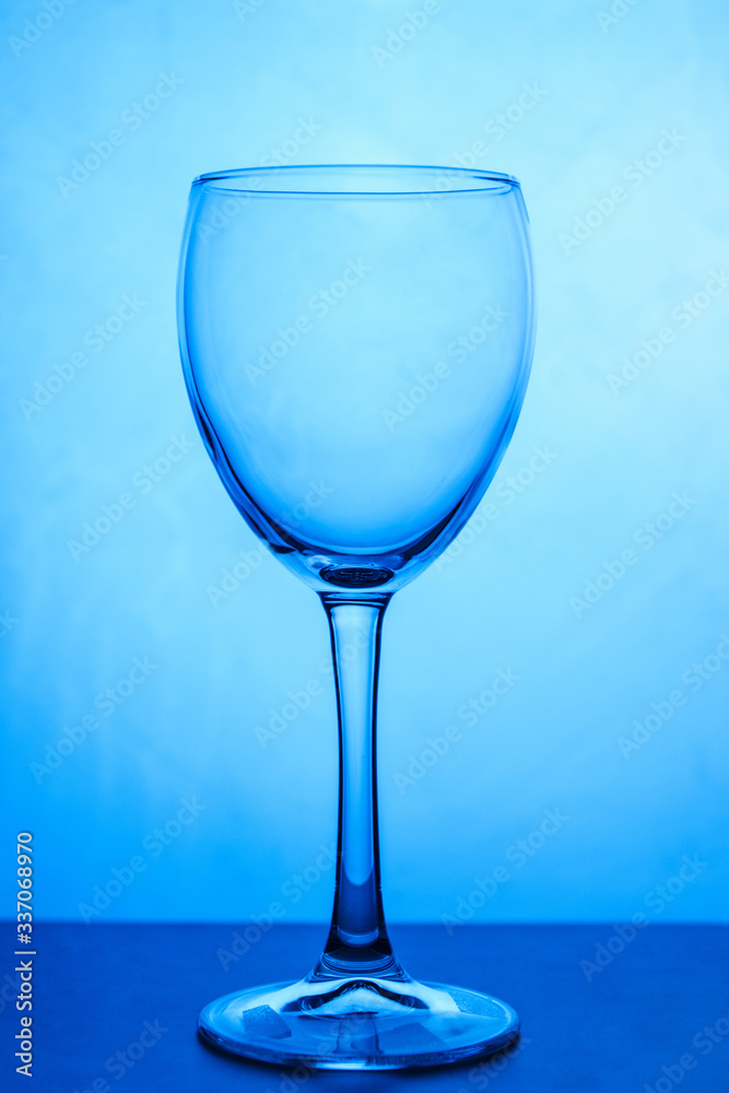 Obraz premium Glass of white wine close-up on a blue background