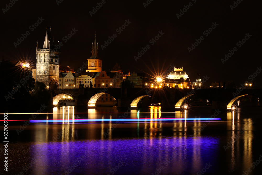 Nachtaufnahme der Moldau und der Burg in Prag
