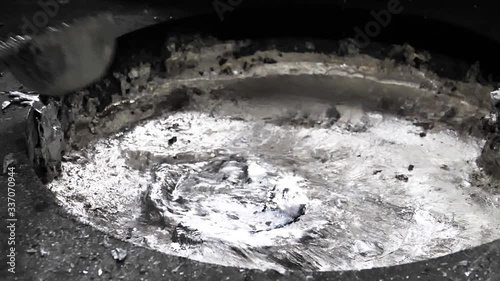 Ladle casting of liquid metal aluminium