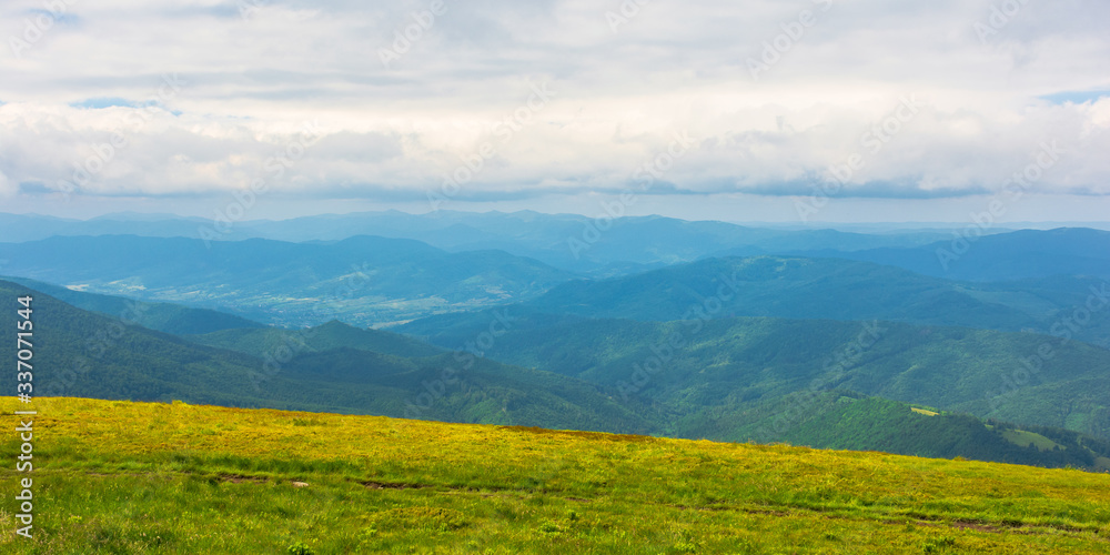 Obraz premium alpine scenery of carpathian mountains. stunning views on a windy summer day. clouds on the sky. ridges and valleys in the distance
