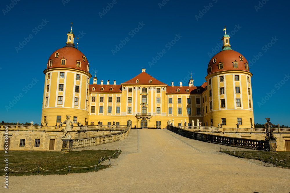 Blick auf die Front vom Schloss Moritzburg mit den zwei Türmen