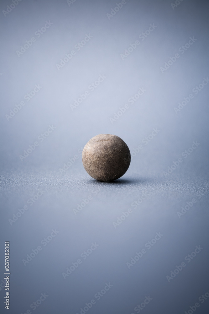 Semilla de fruto sobre fondo texturizado azul. Formas circulos y fondos. Semilla de fruto sobre fondo texturizado azul. Formas circulos y fondos.